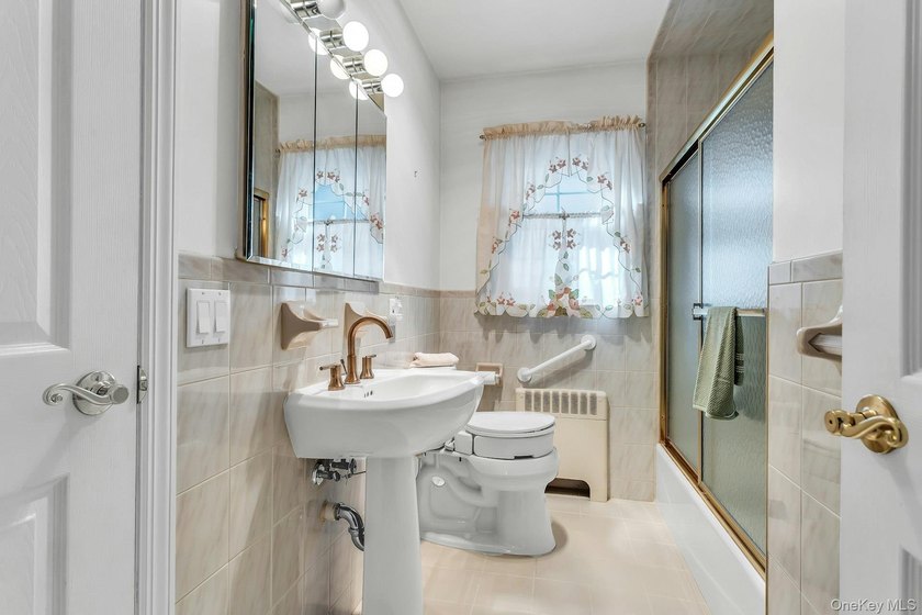 Making a Splash in the Spring Market!! Welcome Home to this - photo 18