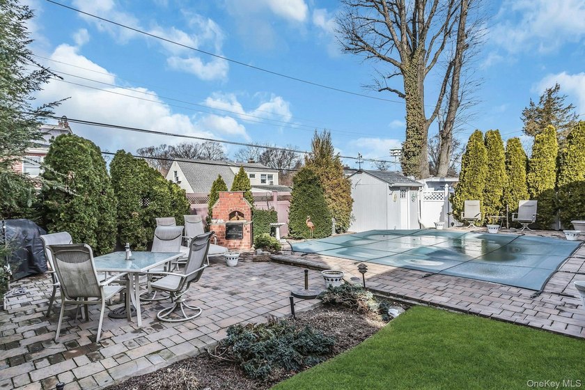 Making a Splash in the Spring Market!! Welcome Home to this - photo 20