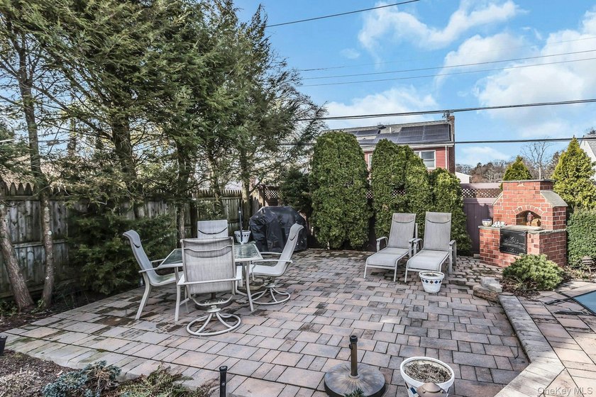 Making a Splash in the Spring Market!! Welcome Home to this - photo 21