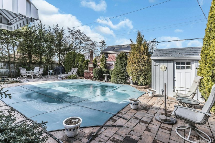 Making a Splash in the Spring Market!! Welcome Home to this - photo 24
