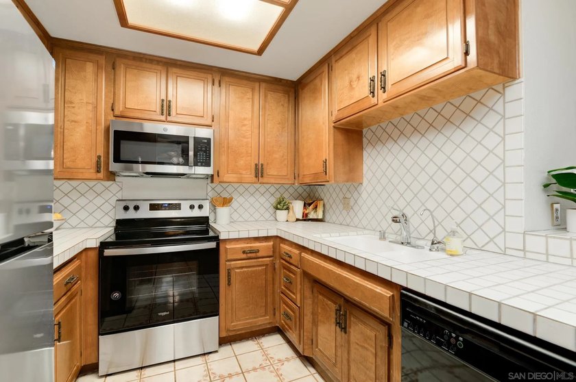 Excellent 3rd floor unit at the beautiful Marina Park complex - photo 10