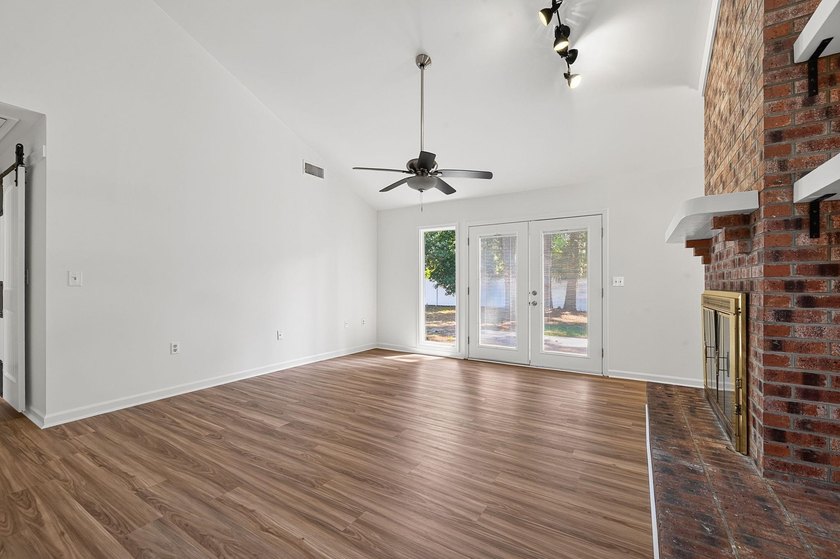 Three-bedroom, two-bathroom, single-story ranch home with a - photo 3