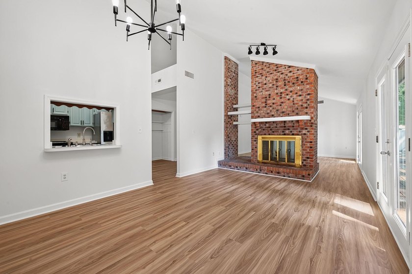 Three-bedroom, two-bathroom, single-story ranch home with a - photo 7