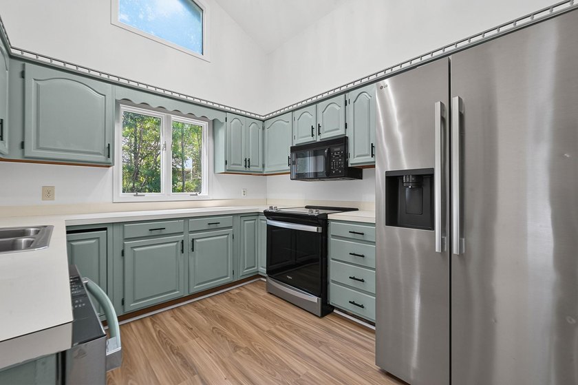 Three-bedroom, two-bathroom, single-story ranch home with a - photo 9