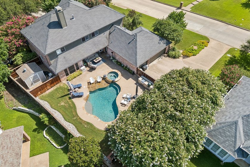 This sprawling 5-bedroom, 3.5-bathroom family estate offers - photo 3