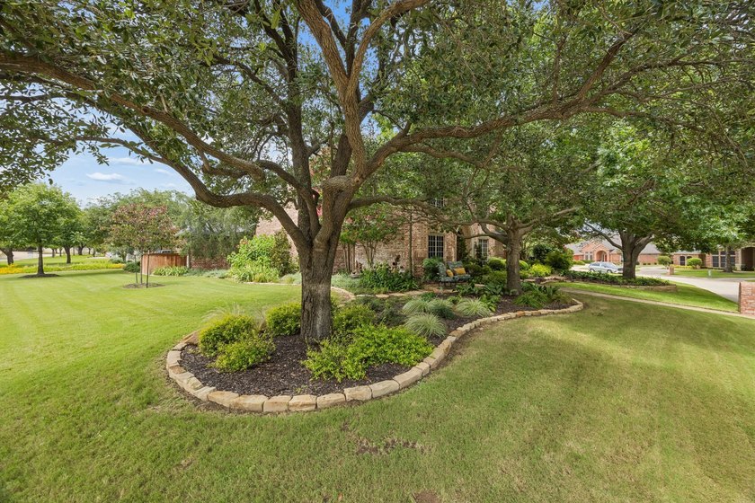 This sprawling 5-bedroom, 3.5-bathroom family estate offers - photo 4