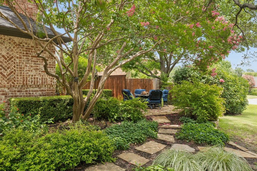 This sprawling 5-bedroom, 3.5-bathroom family estate offers - photo 6