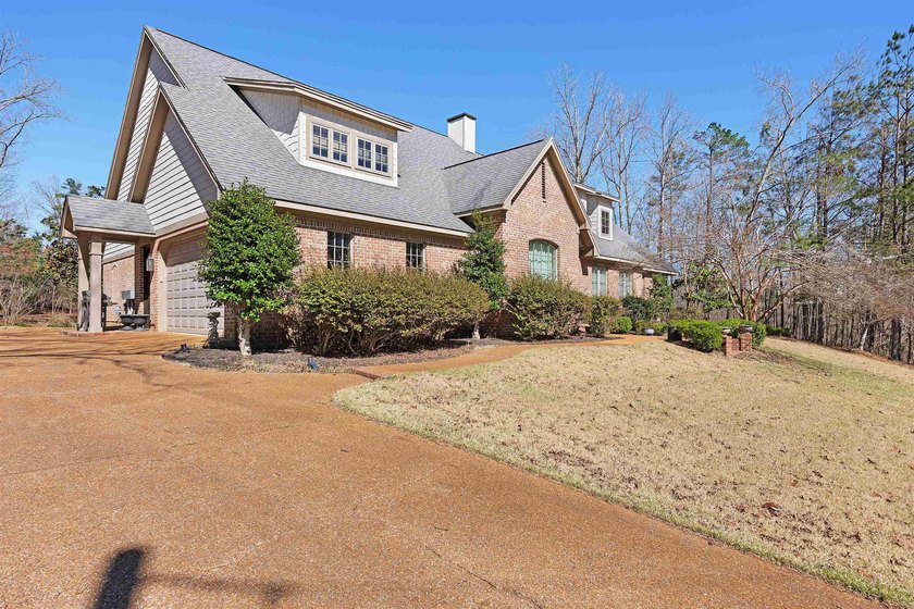 This elegant executive brick home offers luxury living and - photo 3