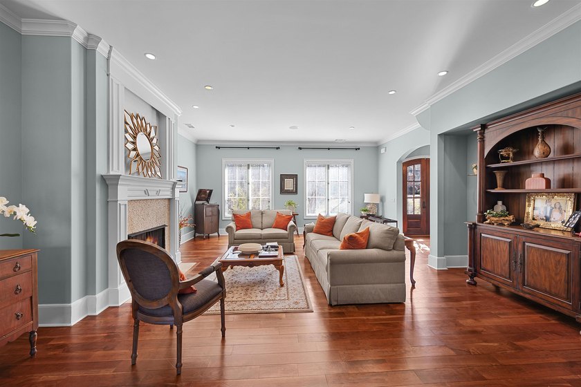 This elegant executive brick home offers luxury living and - photo 9