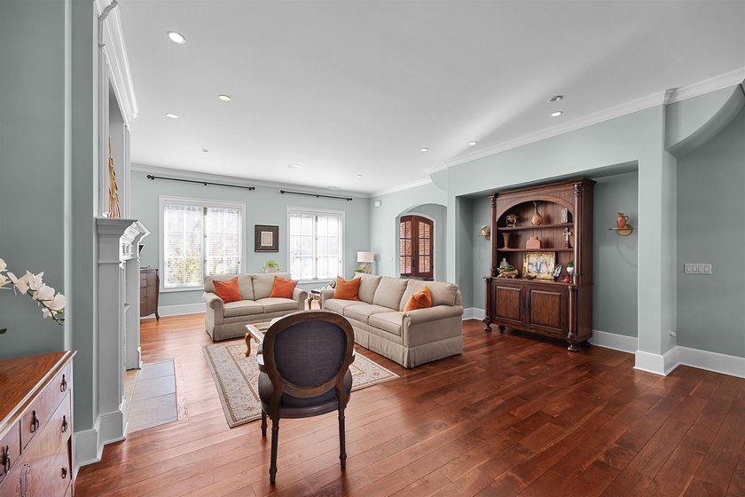 This elegant executive brick home offers luxury living and - photo 10