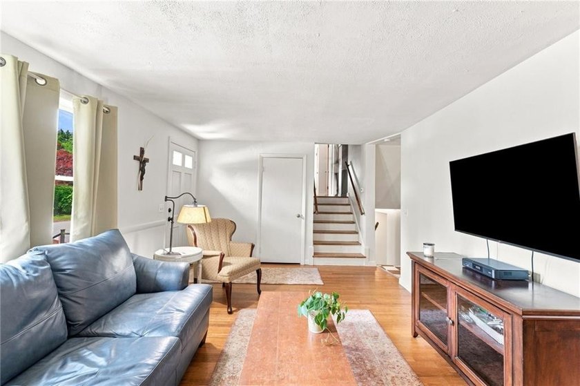 Opportunity knocks! Quintessential split home set in an ideal - photo 3