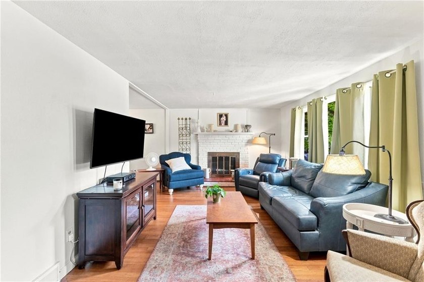 Opportunity knocks! Quintessential split home set in an ideal - photo 4