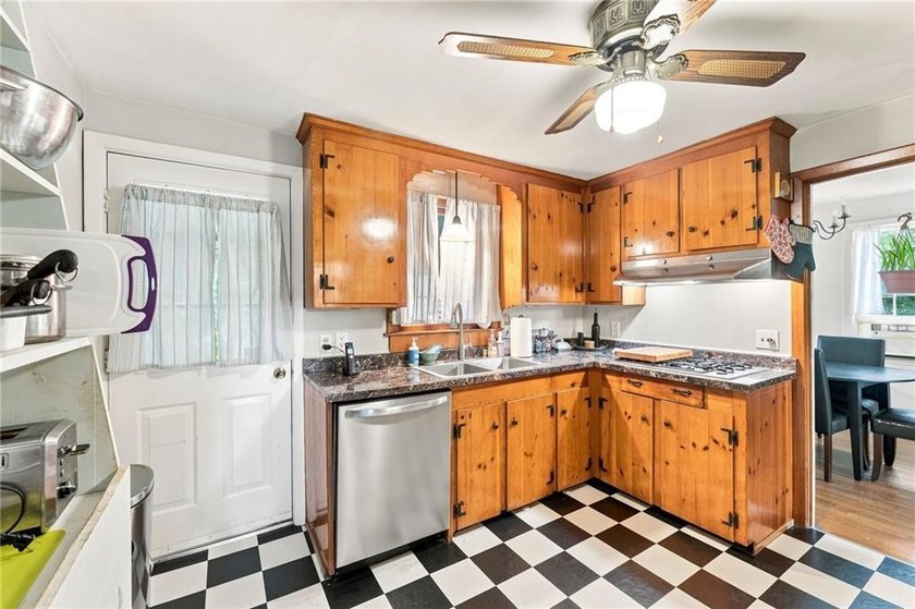 Opportunity knocks! Quintessential split home set in an ideal - photo 5