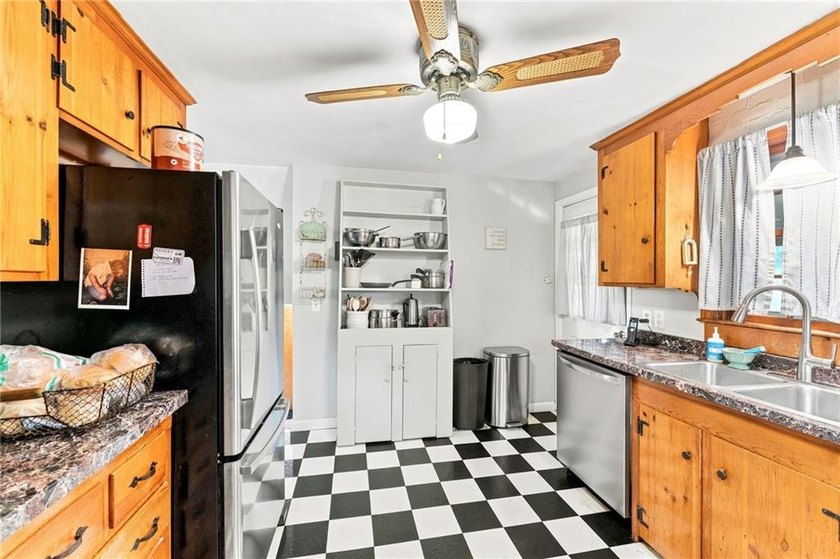 Opportunity knocks! Quintessential split home set in an ideal - photo 9