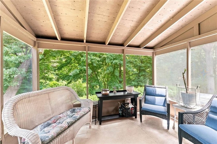 Opportunity knocks! Quintessential split home set in an ideal - photo 10