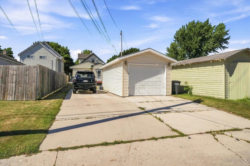 Welcome home to your charming 3-bedroom, 1-bath home in a - photo 17