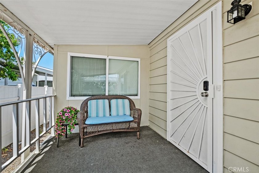 Welcome to this cozy beach oasis, perfectly situated just - photo 2