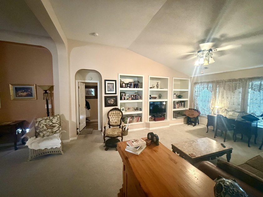 Welcome to this beautifully maintained home in the Arrowhead - photo 3