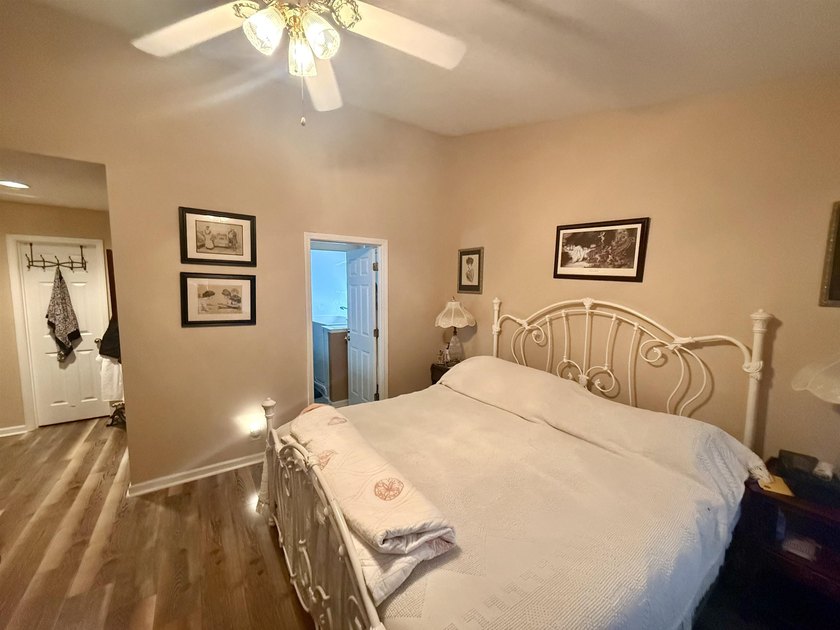 Welcome to this beautifully maintained home in the Arrowhead - photo 6