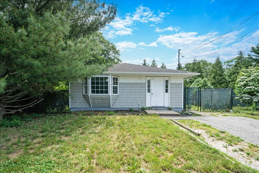 Welcome to 88 Eleanor Avenue, a well-maintained ranch situated - photo 2
