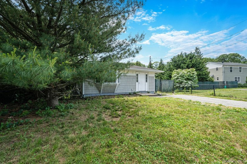 Welcome to 88 Eleanor Avenue, a well-maintained ranch situated - photo 3