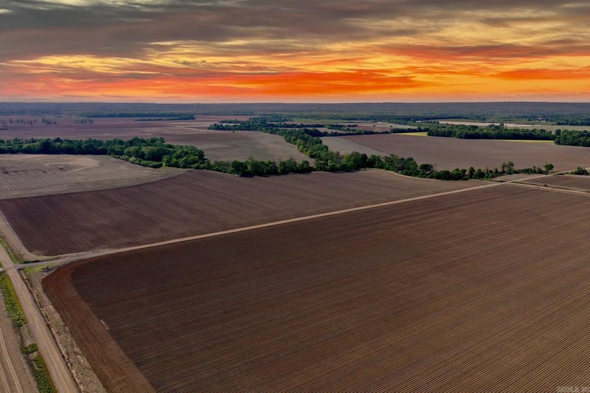 Located just 3 miles from Bradford, this highly productive 368 - photo 4