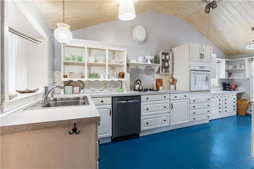 Located in Bristol's desirable Bayside Shore neighborhood, 30 - photo 4