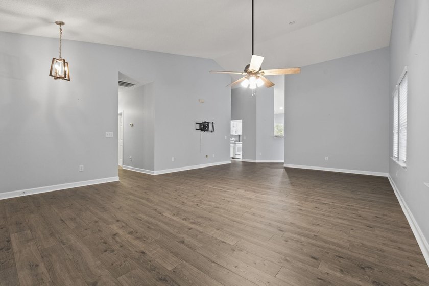 Welcome to 152 Rose Water Loop - a beautiful, move-in ready - photo 6