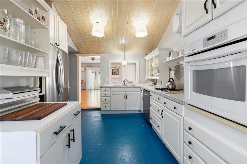 Located in Bristol's desirable Bayside Shore neighborhood, 30 - photo 7