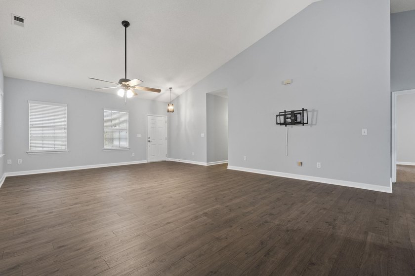 Welcome to 152 Rose Water Loop - a beautiful, move-in ready - photo 8