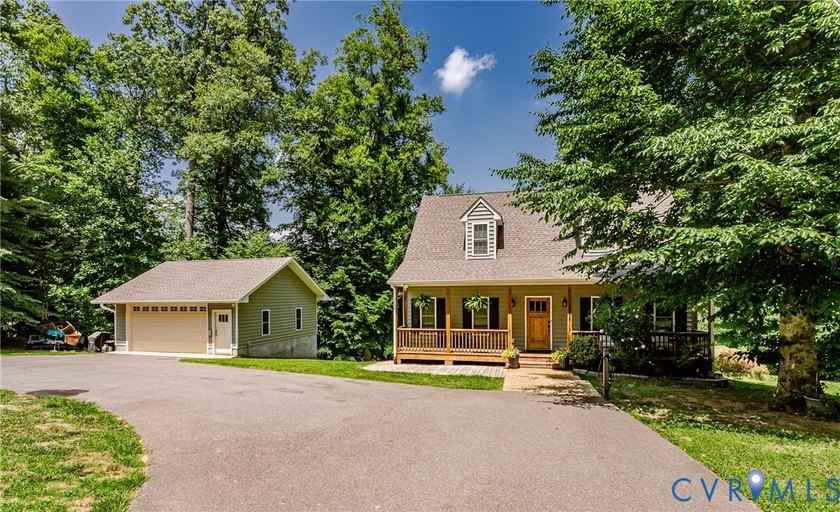 This beautiful lakefront home on over an acre features an open - photo 3