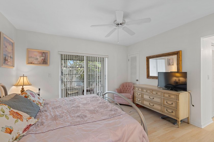Remodeled one bedroom condo featuring garden view from the - photo 7
