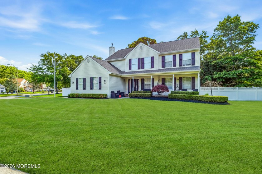Welcome to this spacious and beautifully maintained 4-bedroom, 2 - photo 2