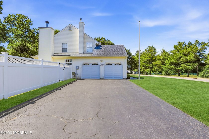 Welcome to this spacious and beautifully maintained 4-bedroom, 2 - photo 4