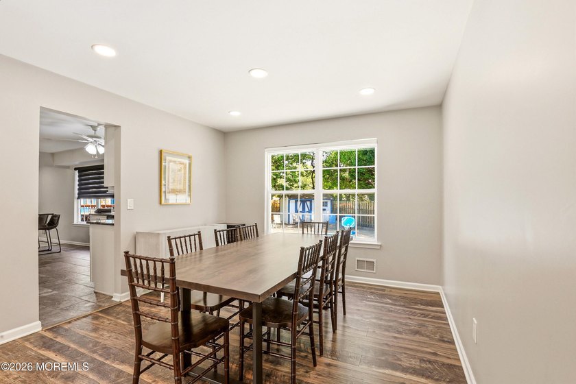 Welcome to this spacious and beautifully maintained 4-bedroom, 2 - photo 9