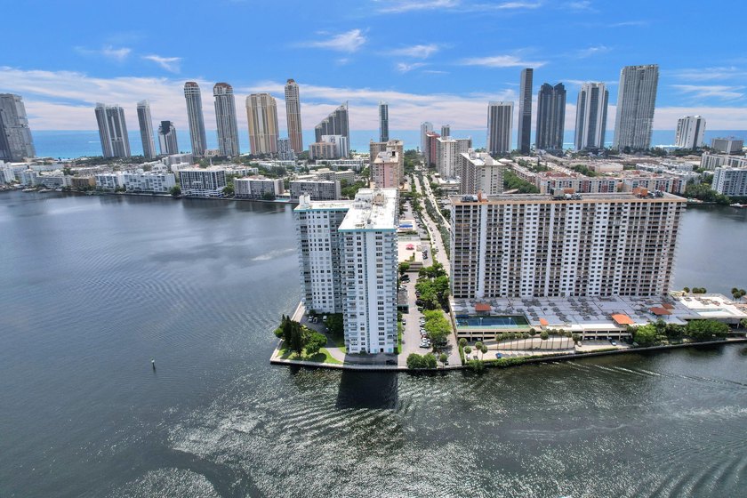 Rare opportunity to own a beautifully updated waterfront condo - photo 14