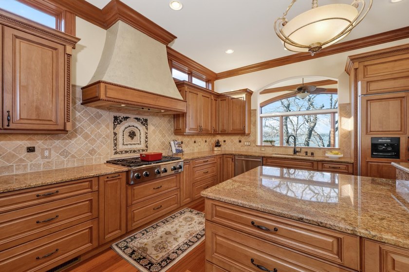 Custom-built with exceptional craftsmanship and finishes - photo 18