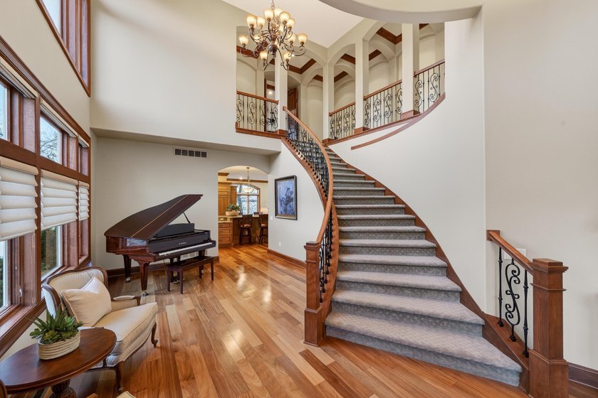 Custom-built with exceptional craftsmanship and finishes - photo 26