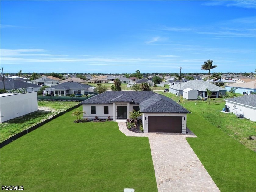 (grass is being changed) Brand-new construction located in a - photo 4