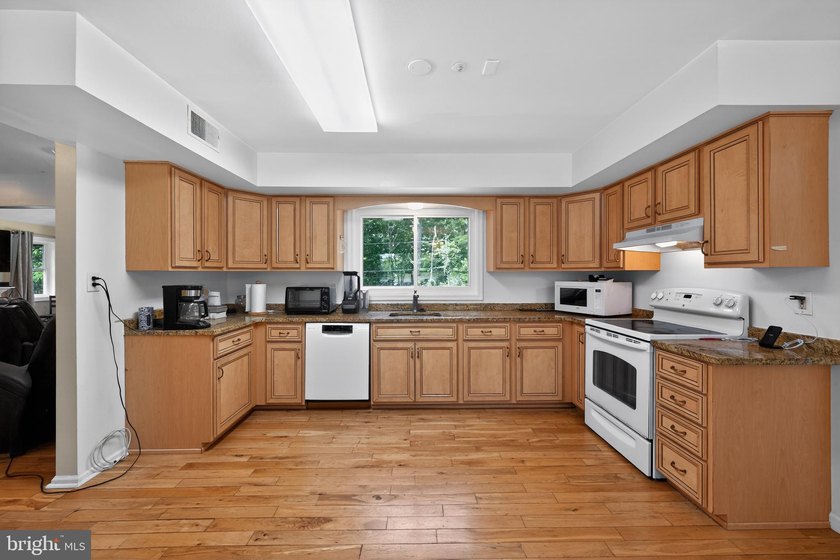 Convenient and spacious, this 4-bedroom, 2-full-bath ranch home - photo 5