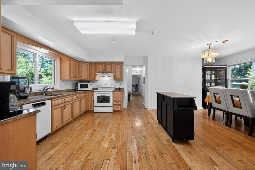 Convenient and spacious, this 4-bedroom, 2-full-bath ranch home - photo 8