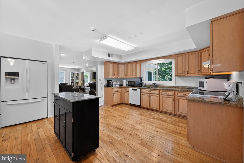 Convenient and spacious, this 4-bedroom, 2-full-bath ranch home - photo 9