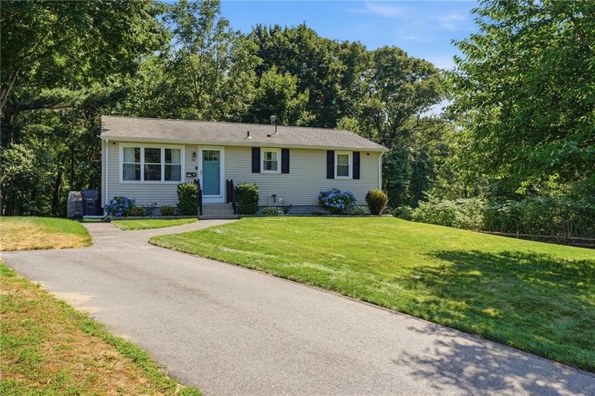 OFFER DEADLINE 7/14 AT NOON. This charming, move-in ready ranch - photo 2
