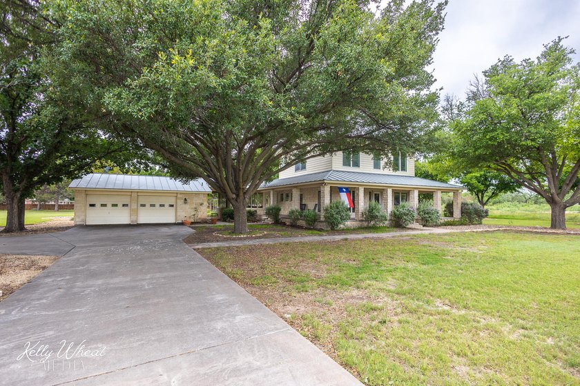 Welcome home to this stunning Harvest Construction custom home - photo 13