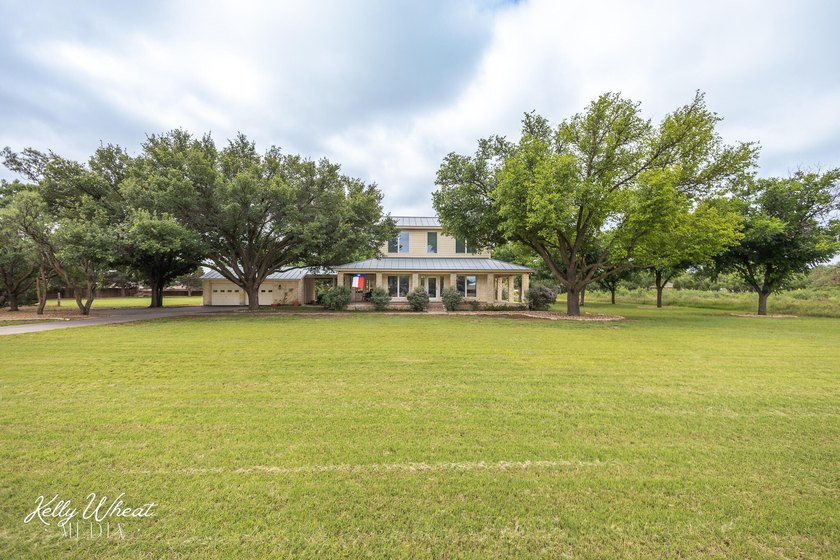 Welcome home to this stunning Harvest Construction custom home - photo 14