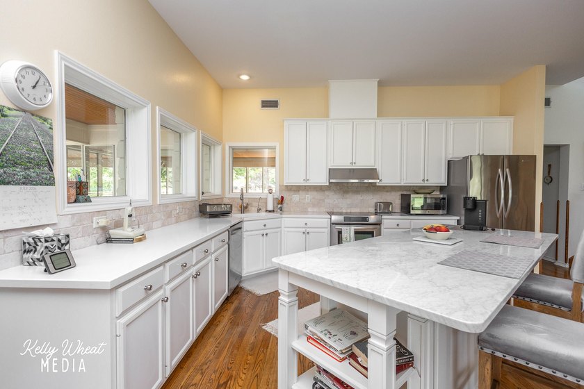Welcome home to this stunning Harvest Construction custom home - photo 20