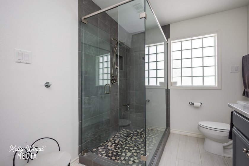 Welcome home to this stunning Harvest Construction custom home - photo 27