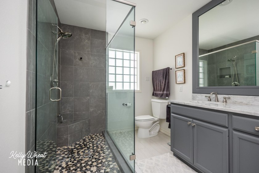 Welcome home to this stunning Harvest Construction custom home - photo 28