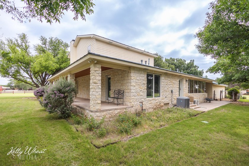 Welcome home to this stunning Harvest Construction custom home - photo 41
