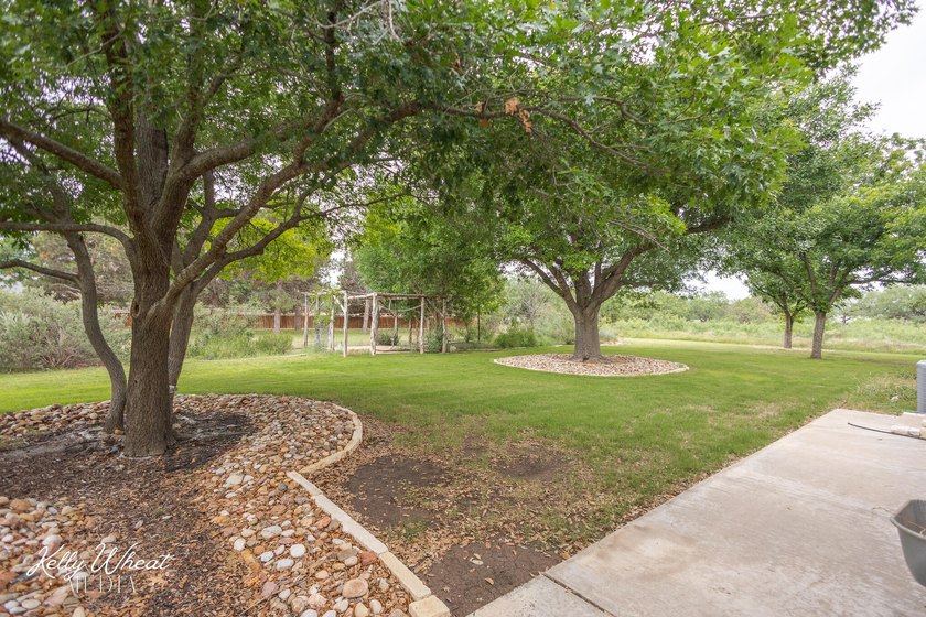 Welcome home to this stunning Harvest Construction custom home - photo 47